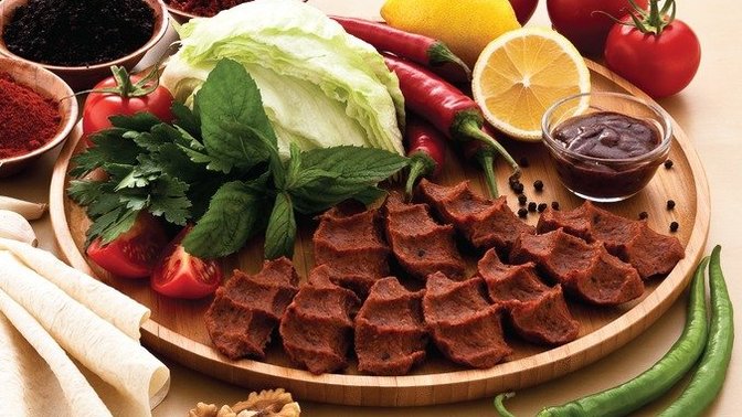 Ramazan sofrasına en çok yakışanı arıyoruz: İçli köfte mi yoksa çiğ köfte mi?