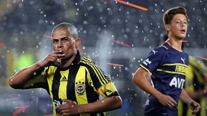 Fenerbahçe'nin genç yeteneği Arda Güler sizce Fenerbahçe efsanesi Alex gibi başarılı olur mu?