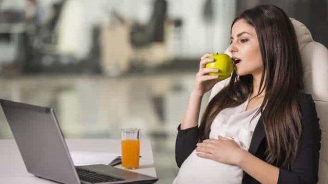 Hamileyken bulantı nedeniyle işe gidemediği için kovulan kadına tazminat. Siz bu konuda ne düşünüyorsunuz?