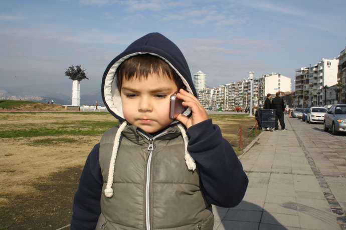 Bugün 23 Nisan. Çocukken ailenizden telefon ister miydiniz?