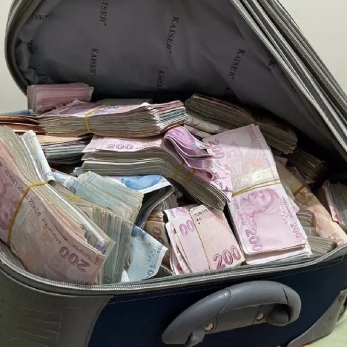 Haram para olmasına rağmen yolda bu çantayı bulsanız alır mıydınız?