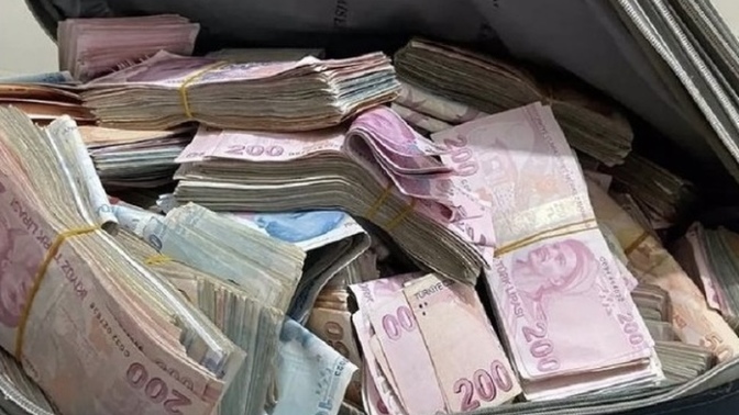Haram para olmasına rağmen yolda bu çantayı bulsanız alır mıydınız?