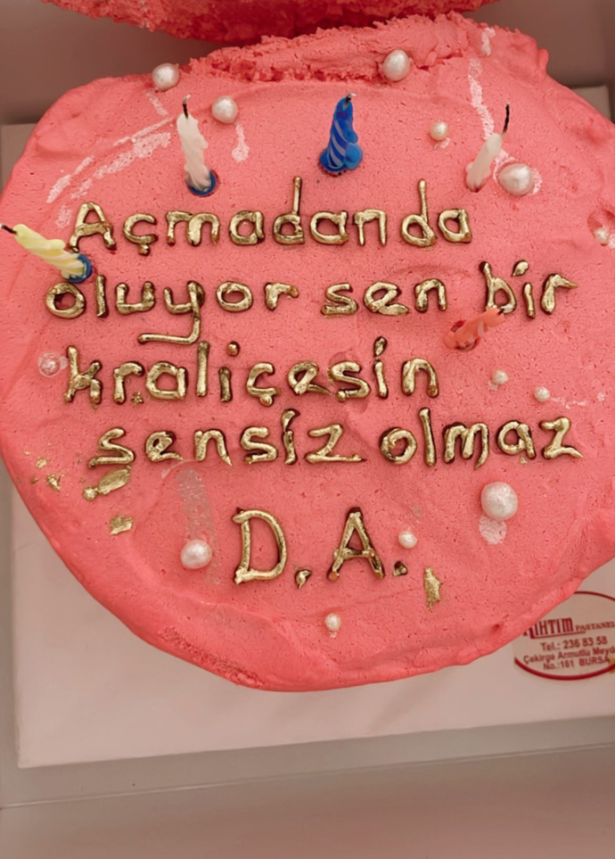 50. yaşını kutlayan Demet Akalın kendisine gelen pastayı paylaştı. Pastanın üzerindeki söz sizce ne anlama geliyor?