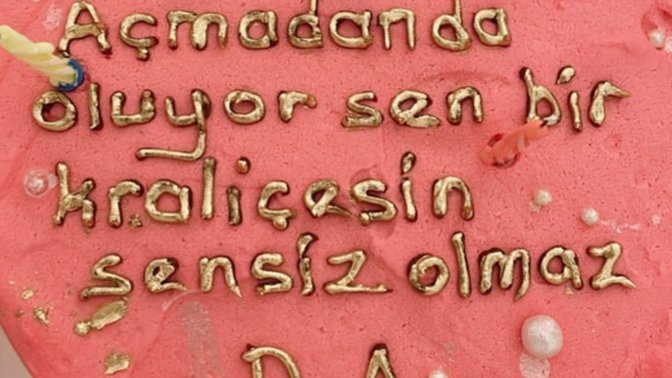 50. yaşını kutlayan Demet Akalın kendisine gelen pastayı paylaştı. Pastanın üzerindeki söz sizce ne anlama geliyor?