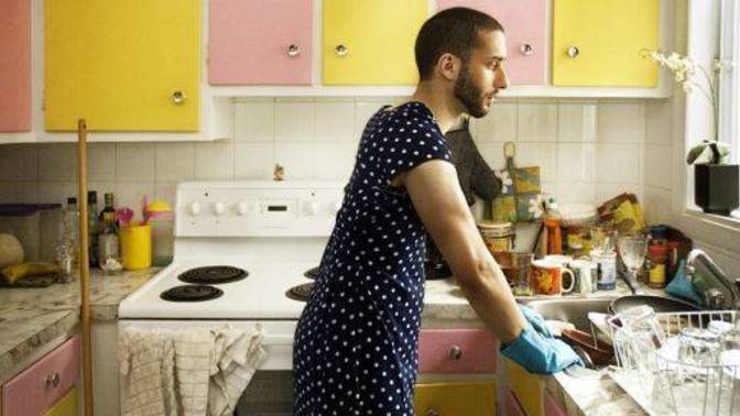 Erkek dediğin temizlik ve yemek yapmalı mı?