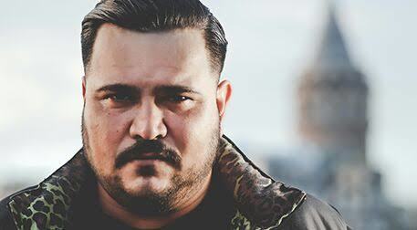 Sevdiğiniz bir şarkıdan, bir mısra yazar mısınız?