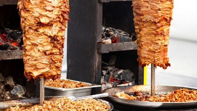 Mahallemizde dönerci açıldı. 4 liraya tavuk döner satıyorlar, yenir mi sizce?