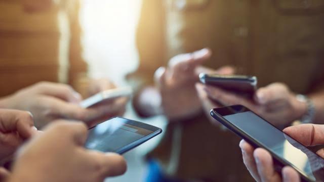 Arkadaş grubunda telefonuyla ilgilenen misin, telefonları bırakın diyen mi?