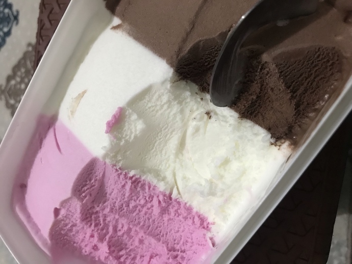 Acıktım annem belki dolma koymuştur dedim, harbi dondurma çıktı kutudan. Sizin anneleriniz de böyle mi?
