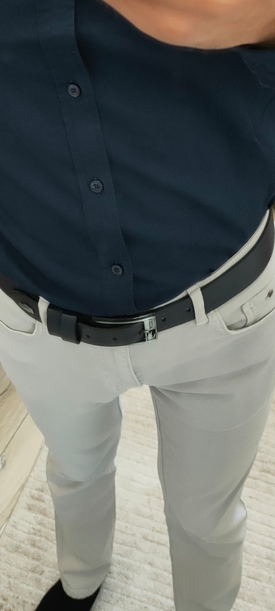 Taş rengi kot pantolonla lacivert gömlek nasıl olur?
