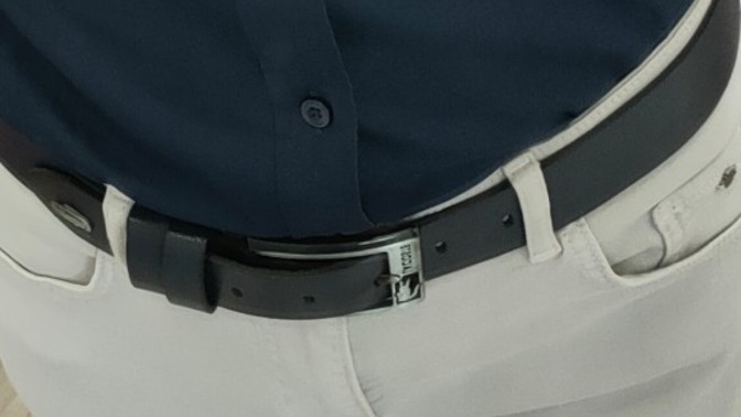 Taş rengi kot pantolonla lacivert gömlek nasıl olur?