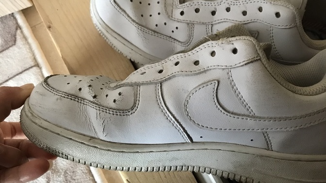 Merhaba beyaz Nike orjinal ayakkabımın altı sarardı ıslak mendil ile silmiştim sonra oldu?