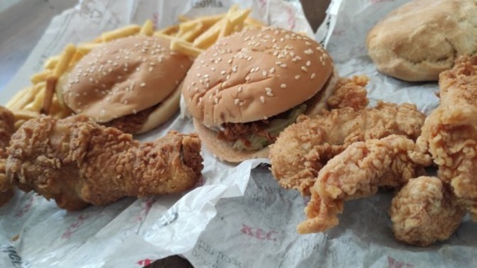 Çıtır tavuk konusunda KFC mi, Popeyes mı?