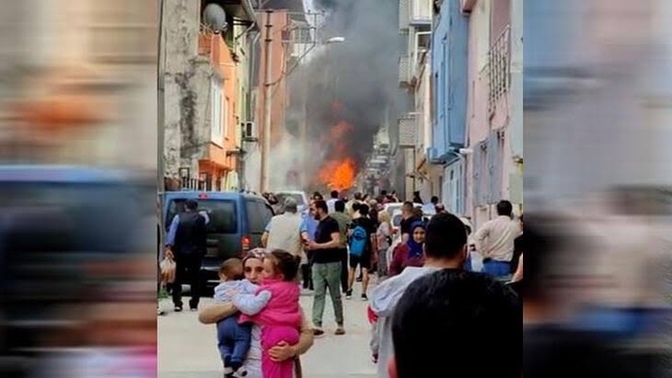 Bursa’da bir mahalleye uçak düştü. Niye olaysız bir günümüz yok?