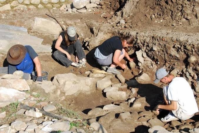 Kızlar arkeolog sevgiliniz ya da  kocanız olsa onunla kazılara gitmek ister misiniz?