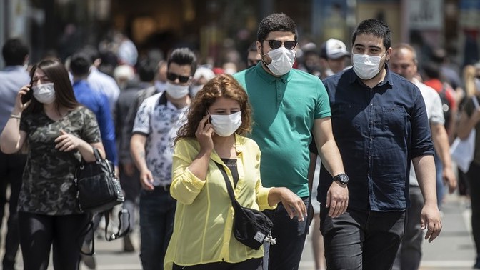 Kapalı alanlarda maske zorunluluğu kalktı! Maske takmaya devam edecek misin?