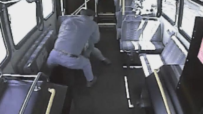Otobüste parfüm sıkan vatandaş öldüresiye dövüldü! Siz de rahatsız oluyor musunuz parfümden?