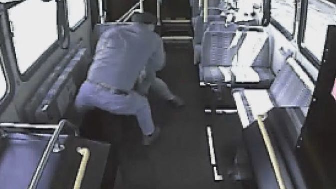 Otobüste parfüm sıkan vatandaş öldüresiye dövüldü! Siz de rahatsız oluyor musunuz parfümden?