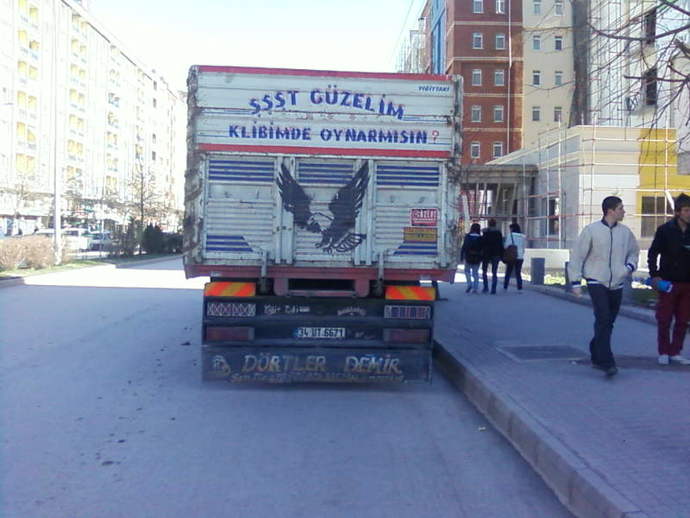 Kamyon arkasındaki yazıları okur musunuz?