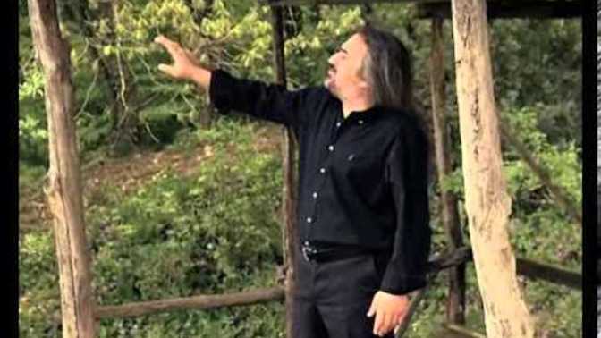 Açma çalışan gülleri neden bir hiç uğrana hayattan koparıyorsunuz?