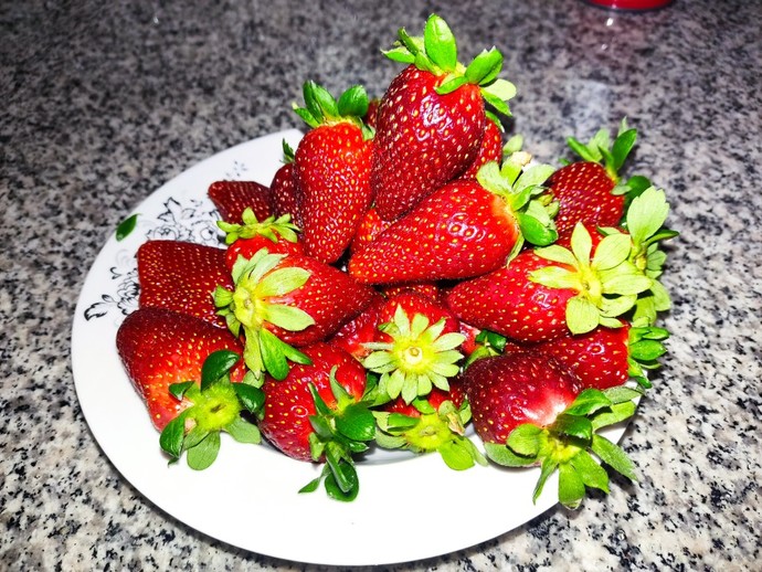 Çilek 🍓 sevenler burada mı?
