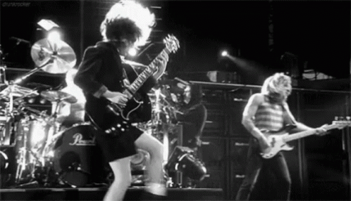 Eğer ses kasmam gerekiyorsa pek tercih etmem ama olayım saf aksiyon ise Hard Rock gibi kopan şarkı türleri genel tercihimdir. :)