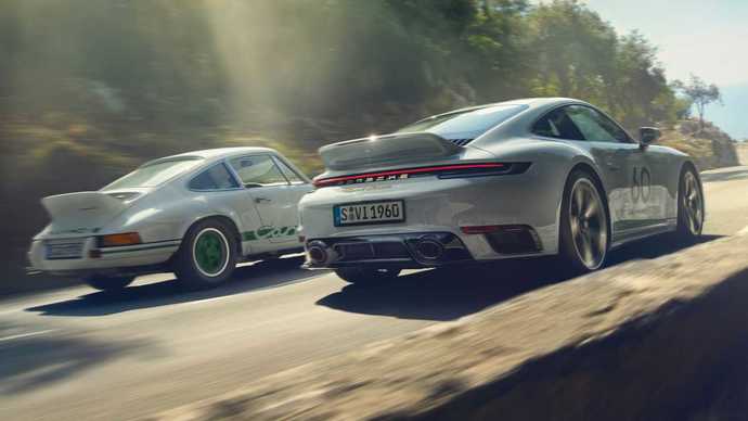 Soldaki 1960lardan, sağdaki ise 2022 model Porsche 911 Sport Classic