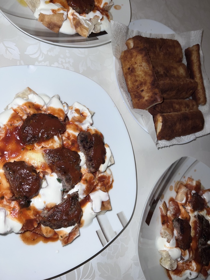 Ramazandan beri her gün kendim yemek yapıyorum, zaman böylelikle daha hızlı geçiyor. Sizce bugünkü menüm nasıl gözüküyor?