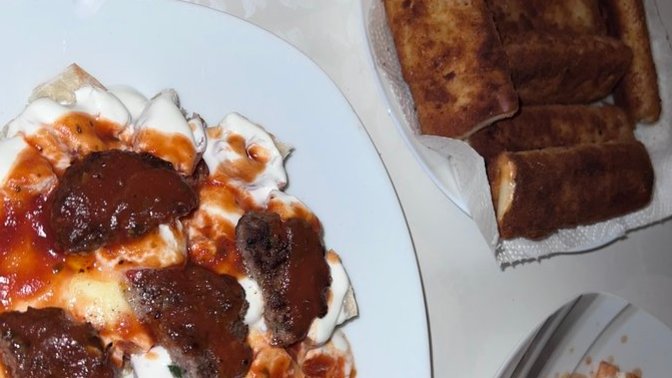 Ramazan'dan beri her gün kendim yemek yapıyorum, zaman böylelikle daha hızlı geçiyor. Sizce bugünkü menüm nasıl gözüküyor?