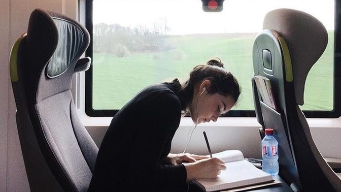 Toplu taşımada kitap okumak dışarıdan nasıl gözükür?