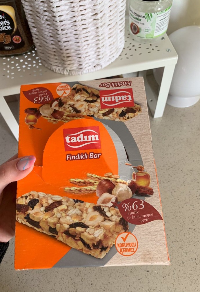 Size bir kutu fındıklı bar verir miyim diyim mi?