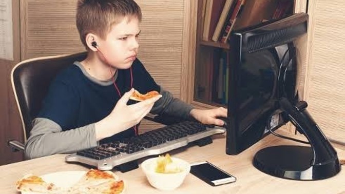 Oyun oynarken sofraya gidemediğinizde masaya kadar yemek getiren biri var mı?