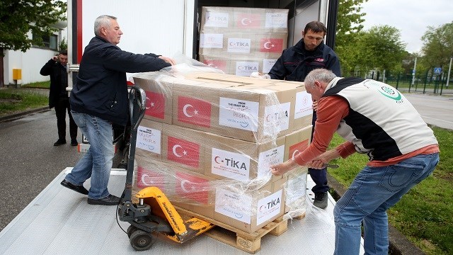 Kişi başına düşen geliri 8054€ olan ülkenin, geliri 14710€ olan ülkeye gıda yardımı yapmasını nasıl değerlendiriyorsunuz?