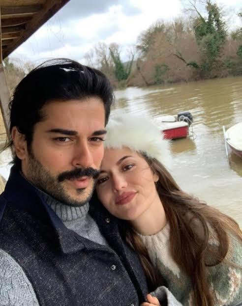 Kızlar, Fahriye Evcen çok güzel değil mi ya?
