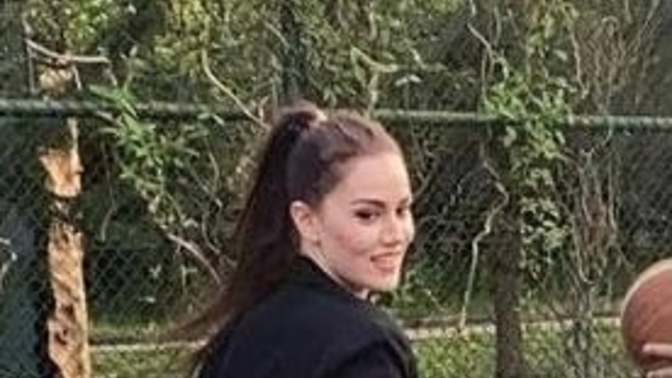 Kızlar, Fahriye Evcen çok güzel değil mi ya?