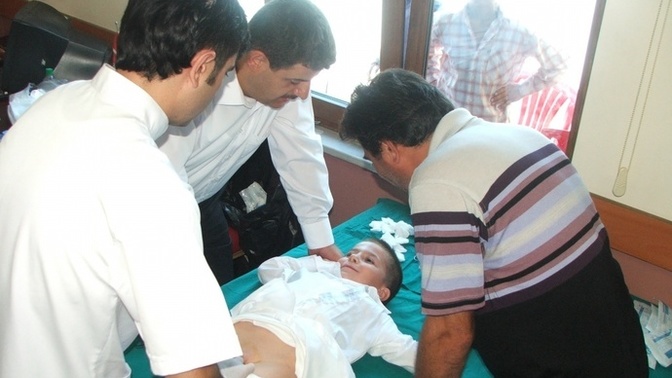 Kuran’da Allah ne eksik ne fazla yaratırım demesine rağmen hala neden erkekleri sünnet diye ortalık yerde soyup yaralıyoruz?