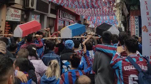 Bazı Trabzonspor taraftarı, şampiyonluğu üç büyüklerin renklerine boyadıkları tabutları denize atarak kutladı! Ne düşünüyorsunuz?
