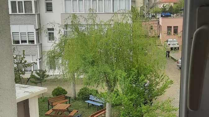 Siz hiç yağmurlu havada pencere sildiniz mi, çünkü Anadolu Kızı olmak bunu gerektirir 😎?