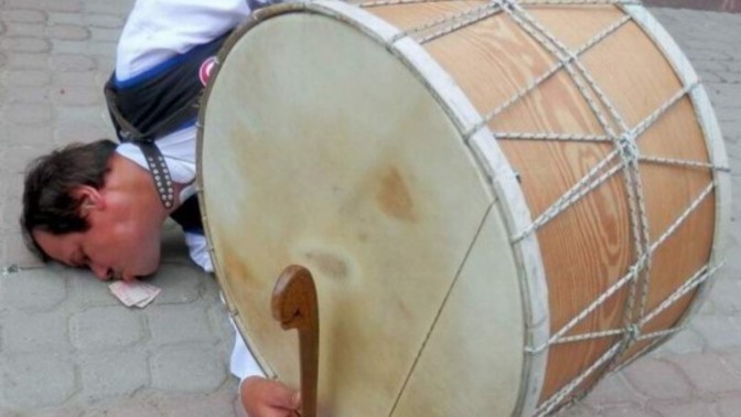 Kapına gelen davulcuya kesenin ağzını açacak mısın😜?