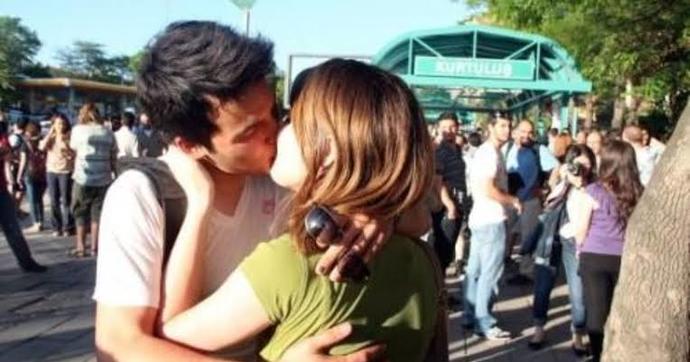 Toplum içinde öpüşen insanlardan rahatsız olur musun?