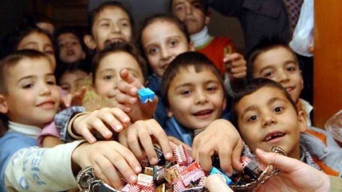 Kapınıza gelen çocuklara şeker mi veriyorsunuz yoksa para mı?