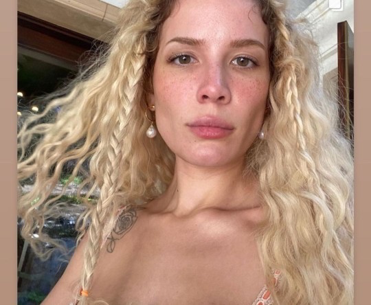 Halsey sarışın oldu, sizce sarı saç yakışmış mı?