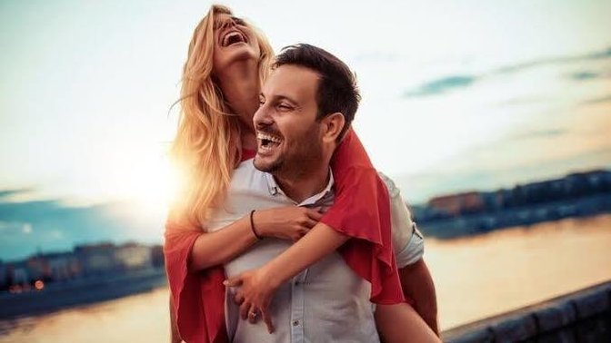 Seni mutsuz eden birisiyle ilişkiye devam eder misin yoksa mutlu olmak için bekler misin?