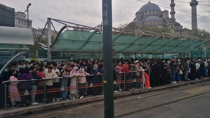 Bayramda toplu taşıma bedava diye bu rezilliği neden yapıyorsunuz ey Türk halkı?