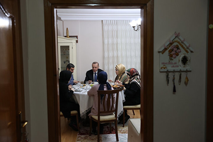 Kurada siz çıktınız, C. başkanı bayramda sizin evinize bayramlaşma ziyaretine gelecek.. ?