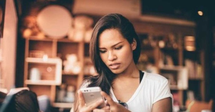Sevgilin/eşin telefonunu masada unutsa karıştırır mıydın?