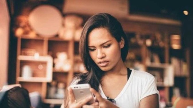 Sevgilin/eşin telefonunu masada unutsa karıştırır mıydın?