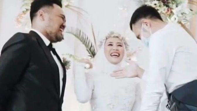 Dostça ayrıldığınız eski sevgilinizin düğününe gider misiniz?