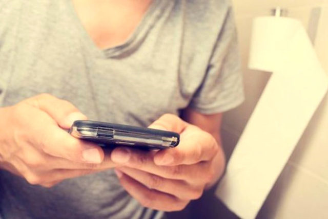 Telefonla tuvalete girilir mi? Siz giriyor musunuz?