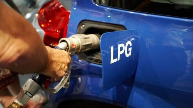 Bu gece yarısından itibaren motorine 80 kuruş zam, LPG'ye ise 1 TL indirim bekleniyor. Siz hangi yakıtı kullanıyorsunuz?